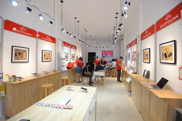 Không gian bên trong một cửa hàng của ShopDunk được bày trí rộng rãi, thoáng đãng để mang lại sự thoải mái tối đa cho khách hàng